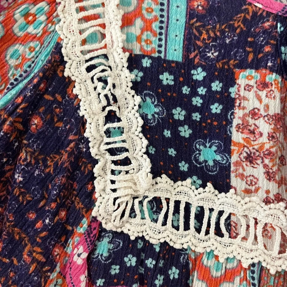 Venus Blouse Patchwork look, Flutter Sleeves Laced with Tie Front Size Medium - Picture 4 of 7